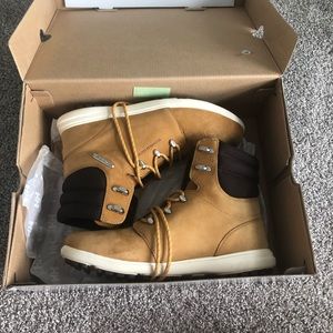 Helly Hansen Boots no flaws or stains